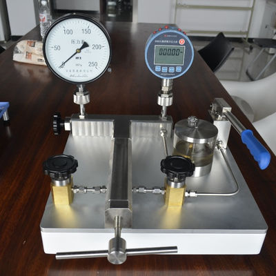 25 Bomba manual de 2500 bar compatible con el aceite de transformador para aplicaciones de alta presión