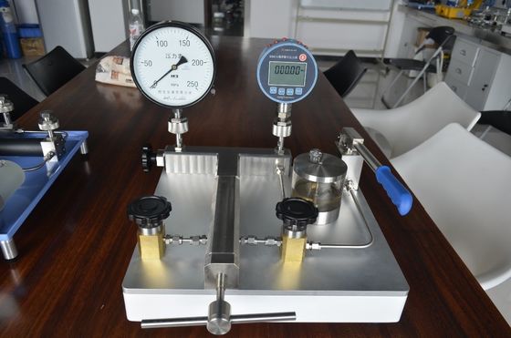 25 Bomba manual de 2500 bar compatible con el aceite de transformador para aplicaciones de alta presión