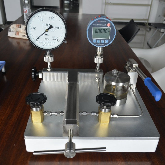 25 Bomba manual de 2500 bar compatible con el aceite de transformador para aplicaciones de alta presión